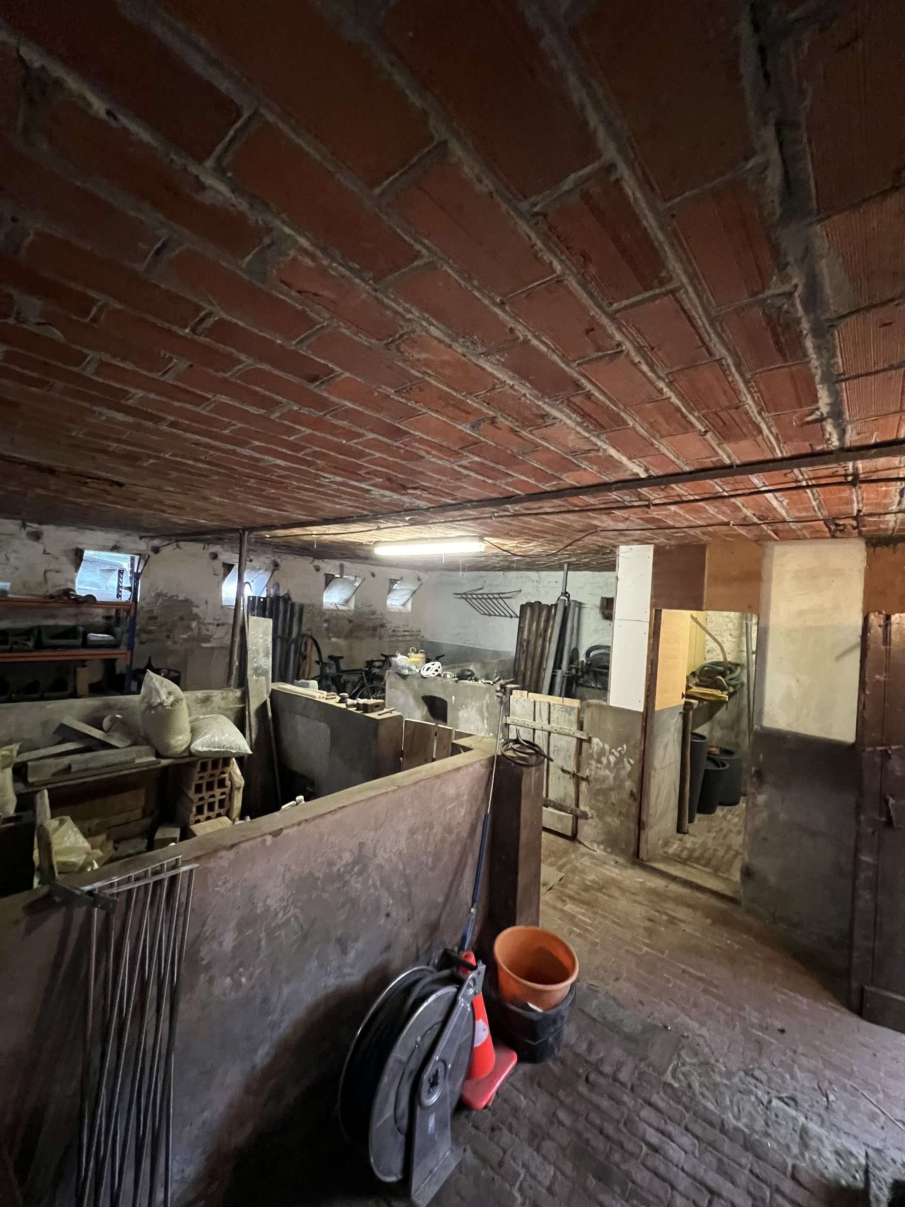 Brick-vaulted stable that becomes the service course